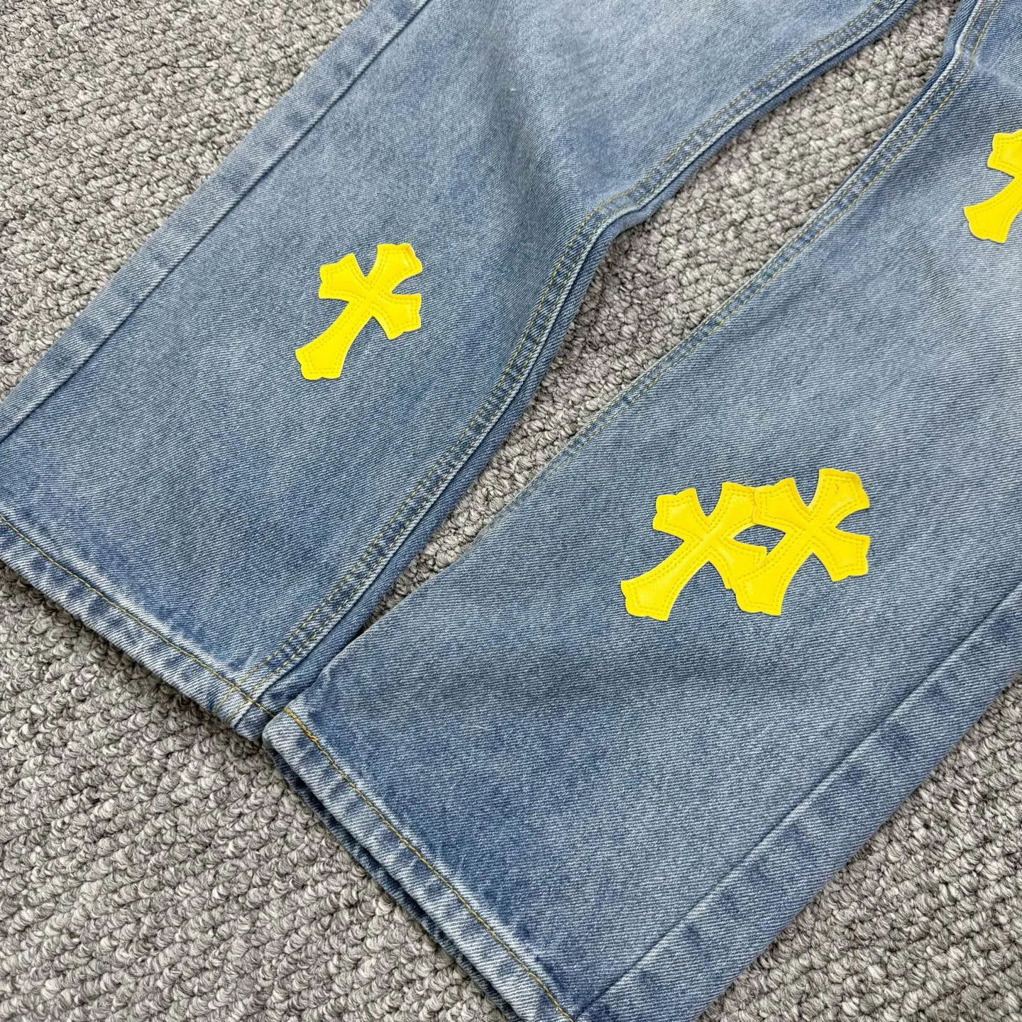 P240 Style No.: H838 Chrome Hearts & Chrome Hearts High-end Chrome hearts blue and yellow leather cross patchwork leather jeans, the same style as the trendy uncle. Original hardware accessories, washed and other elevators, QR code analysis are all purchased from the original factory, high degree of restoration, you are welcome to compare with a certain product~ Three-dimensional version, loose and comfortable, not picky about the figure, taller and slimmer, factory Seiko, original quality control, same style for men and women, can be matched with couples, versatile recommendation, must-have jeans for all seasons, fashionable people have been disappointed From the quality selection of fabrics, the tailoring of details, and the matching of patterns, everything is impeccable! The upper body is so handsome when worn...it can be easily worn by men, women and children! The craftsmanship is made of heavy-duty washed pure cotton denim fabric. After washing, it is soft and thick and looks very stylish when worn. Size: 28, 30, 32, 34 Color: blue